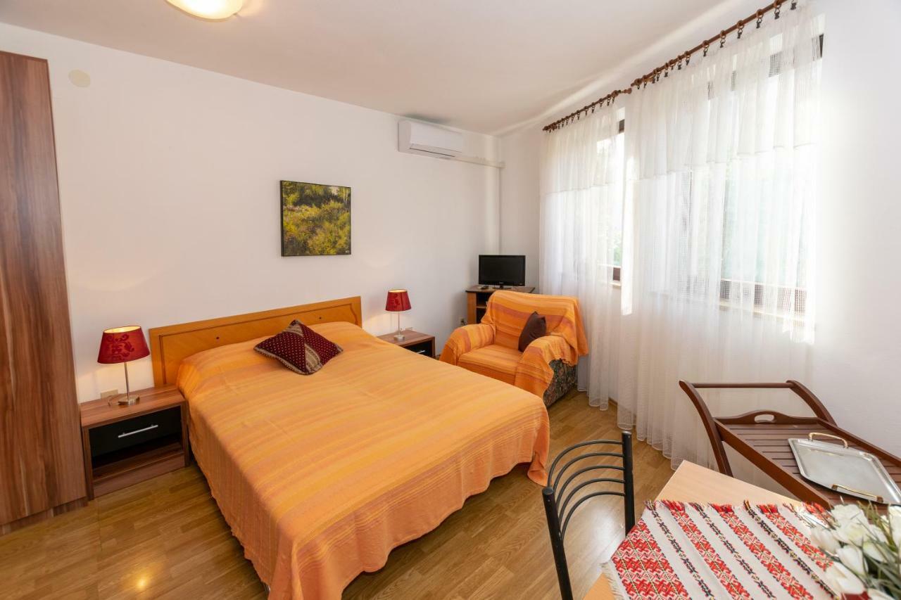 Apartments Mirjana Pula Exterior photo